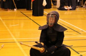 剣道の試合開始の際に腰を下げて蹲踞の姿勢を取る